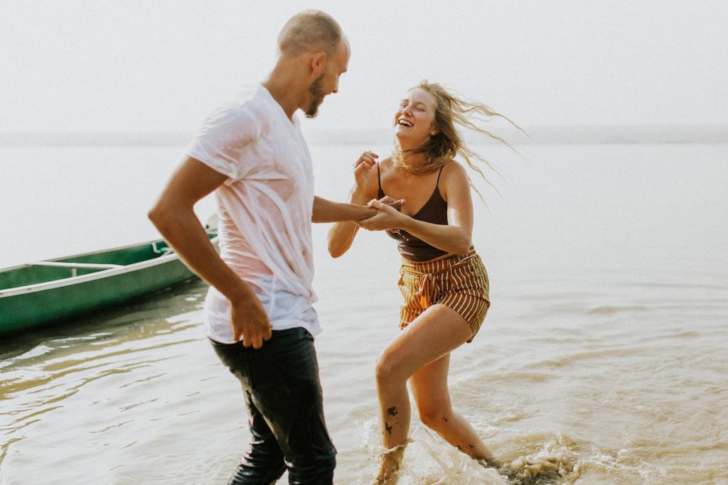 adventurous-mountain-engagement-session-banff-alberta-canada-calgary-edmonton-photographer-lake-love-couple-photos-photoshoot-session-destination-wedding-photographer-calgary-lethbridge_00039433