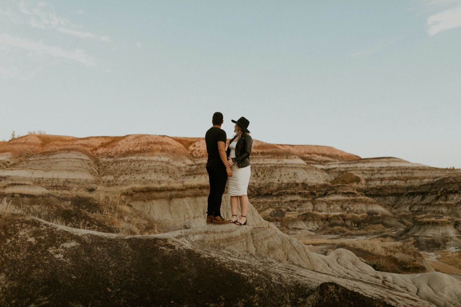 Badlands Engagement Photos, Alberta Badlands Engagement Photos, Badlands Wedding photos, Badlands Engagement summer photos, Dreamy Sunset Photos in the Badlands, Alberta Badlands Wedding Photos, Wedding Ceremony in Albertas Badlands, Alberta Badlands, Alberta Badlands Engagement Session, Engagement Session at Badlands in Alberta, Engagement Session in Drumheller, Drumheller Badlands Engagement Photos, Drumheller Badlands Engagement Session, Get married in the badlands of Alberta, Get married in Albertas Badlands, Engagement Shoot at Albertas Badlands