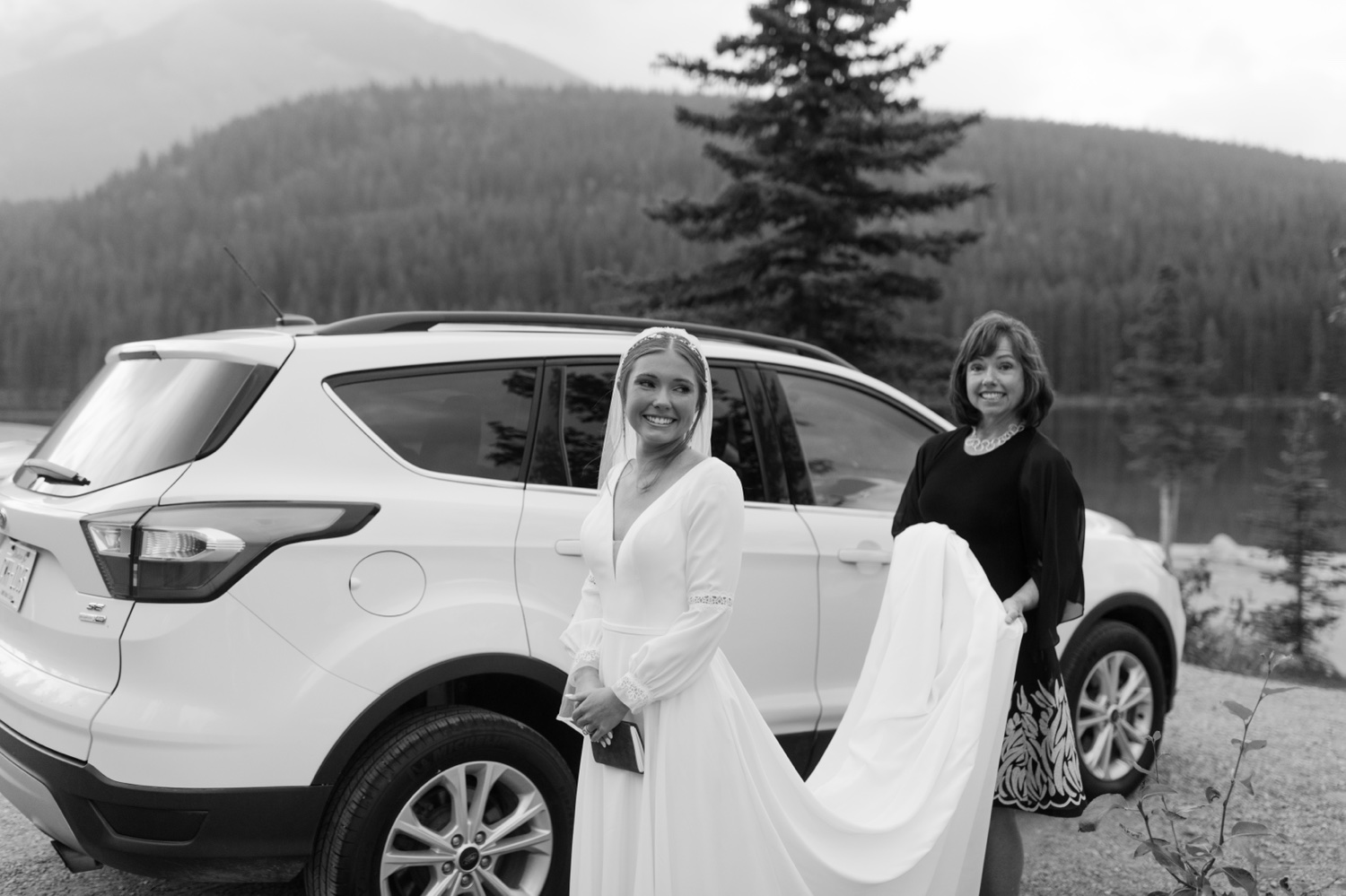 Banff Sunrise Elopement, Banff National Park Sunrise Elopement, Sunrise elopement with friends and family in Banff, sunrise elopement photos in Banff, Outdoor elopement photos in Banff during sunrise, Banff Sunrise Elopement Photography