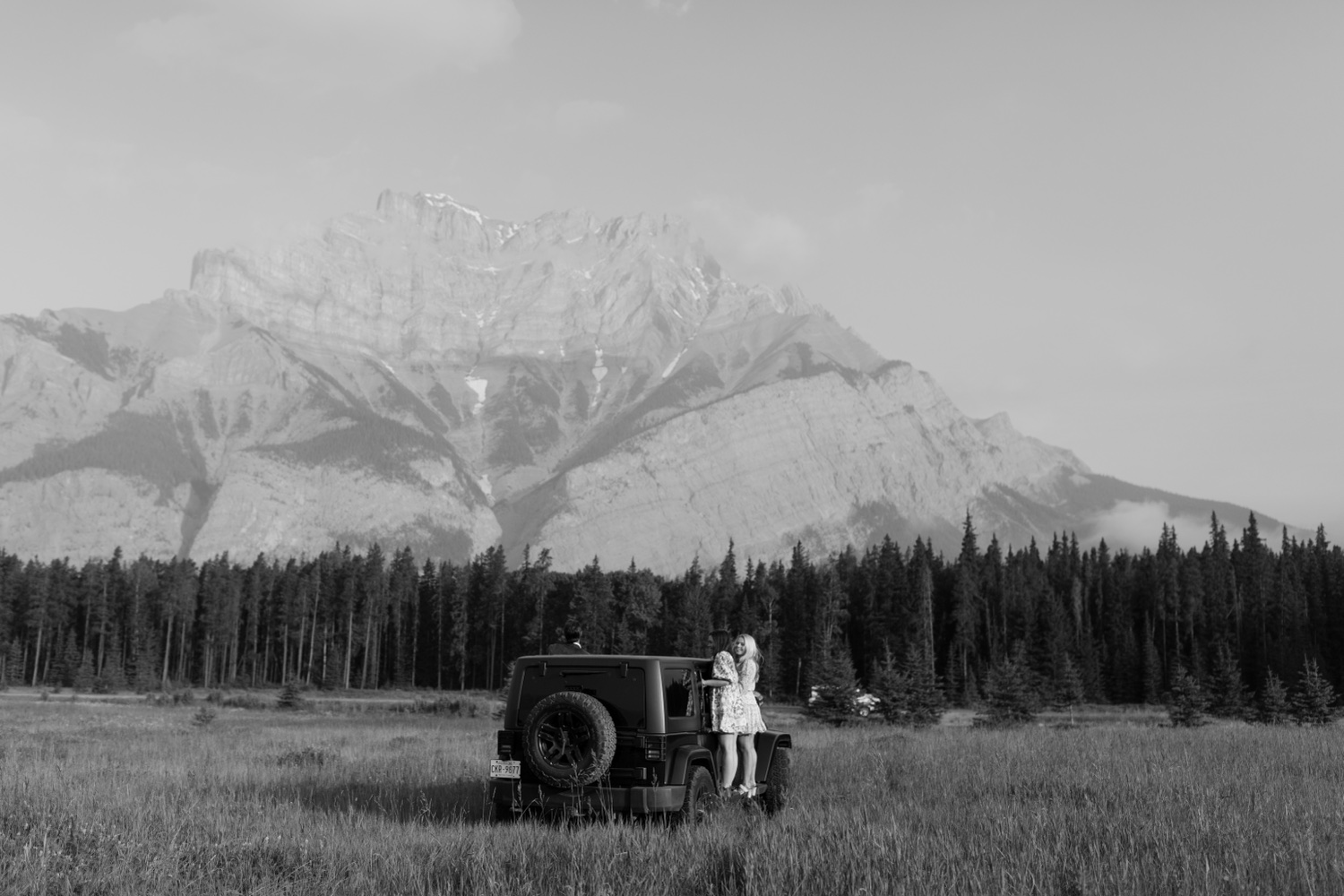 Banff Sunrise Elopement, Banff National Park Sunrise Elopement, Sunrise elopement with friends and family in Banff, sunrise elopement photos in Banff, Outdoor elopement photos in Banff during sunrise, Banff Sunrise Elopement Photography