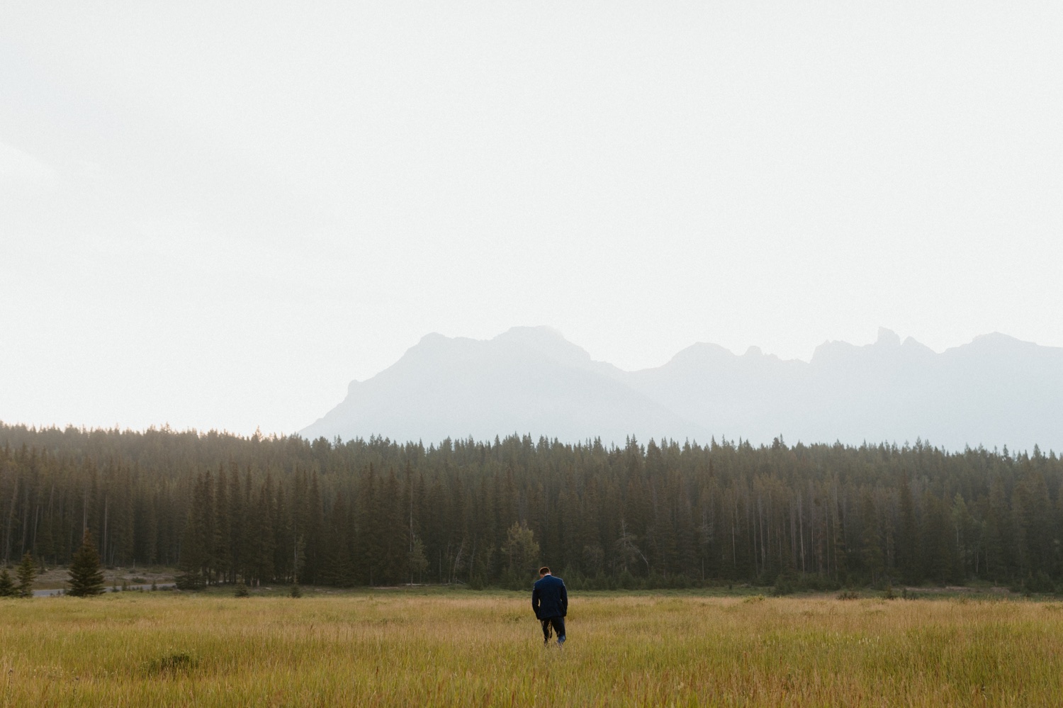 Banff Sunrise Elopement, Banff National Park Sunrise Elopement, Sunrise elopement with friends and family in Banff, sunrise elopement photos in Banff, Outdoor elopement photos in Banff during sunrise, Banff Sunrise Elopement Photography