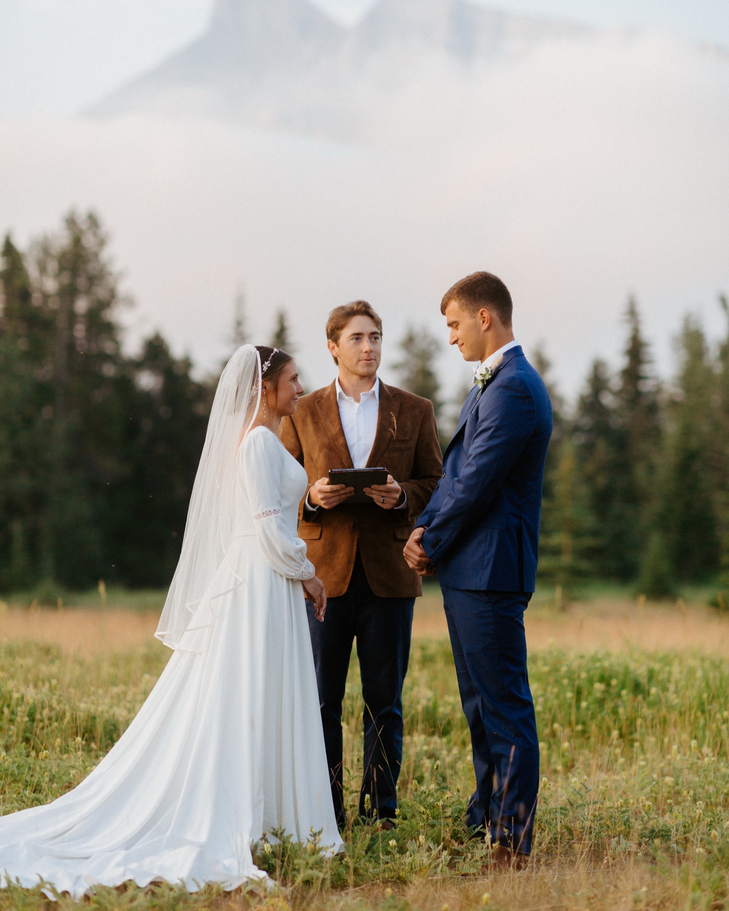 Banff Sunrise Elopement, Banff National Park Sunrise Elopement, Sunrise elopement with friends and family in Banff, sunrise elopement photos in Banff, Outdoor elopement photos in Banff during sunrise, Banff Sunrise Elopement Photography