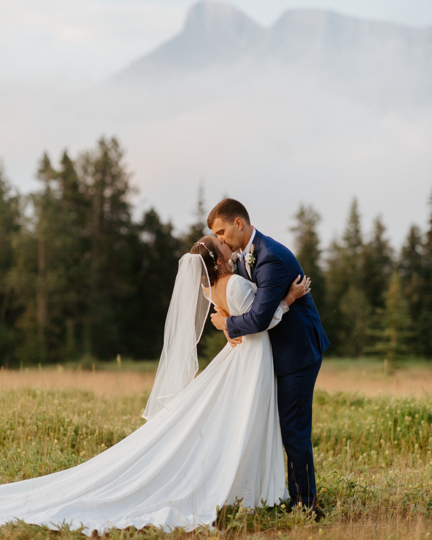 Banff Sunrise Elopement, Banff National Park Sunrise Elopement, Sunrise elopement with friends and family in Banff, sunrise elopement photos in Banff, Outdoor elopement photos in Banff during sunrise, Banff Sunrise Elopement Photography