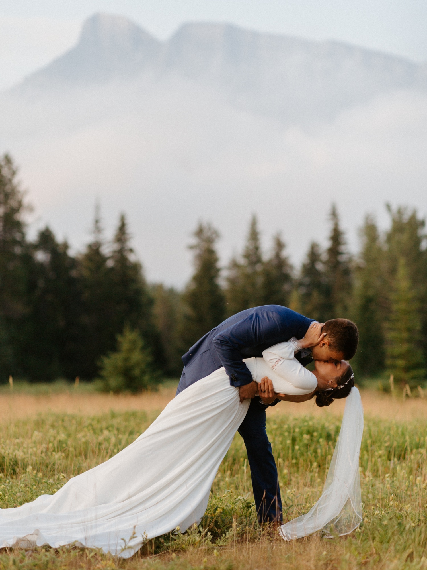 Banff Sunrise Elopement, Banff National Park Sunrise Elopement, Sunrise elopement with friends and family in Banff, sunrise elopement photos in Banff, Outdoor elopement photos in Banff during sunrise, Banff Sunrise Elopement Photography