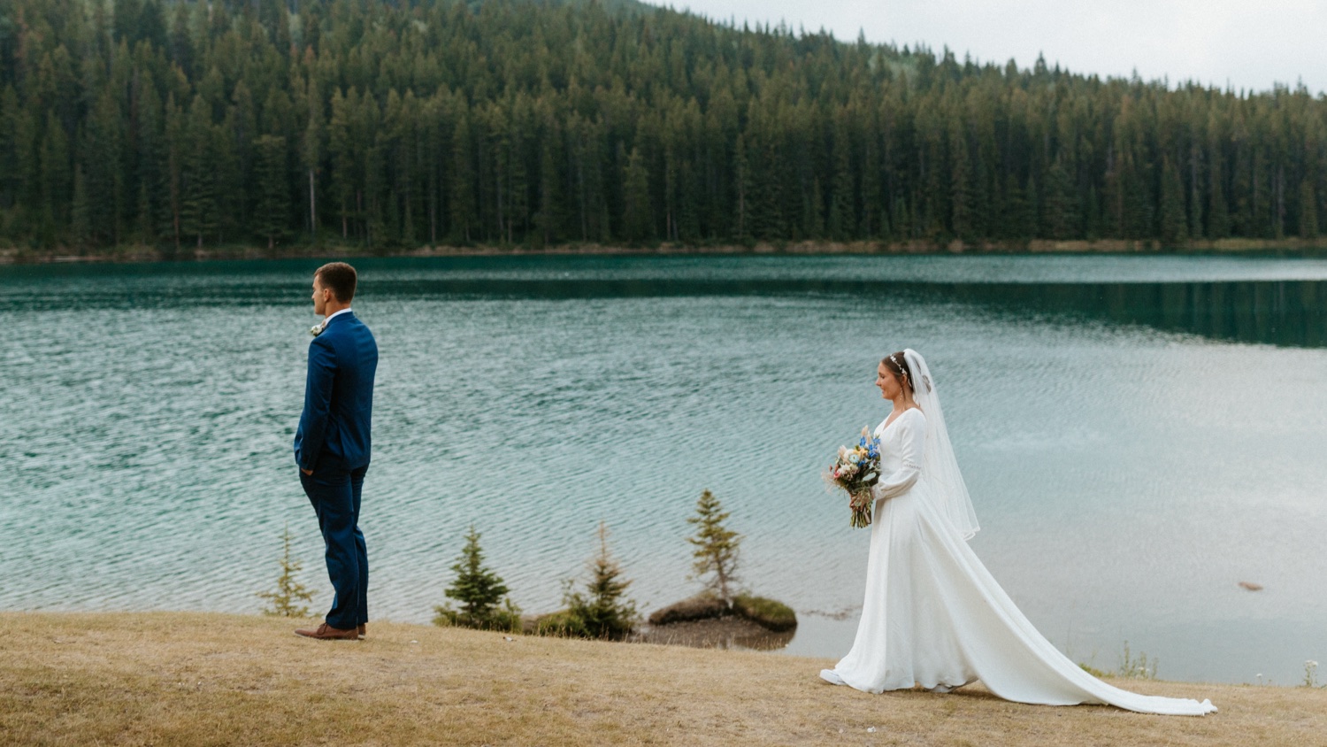 Banff Sunrise Elopement, Banff National Park Sunrise Elopement, Sunrise elopement with friends and family in Banff, sunrise elopement photos in Banff, Outdoor elopement photos in Banff during sunrise, Banff Sunrise Elopement Photography