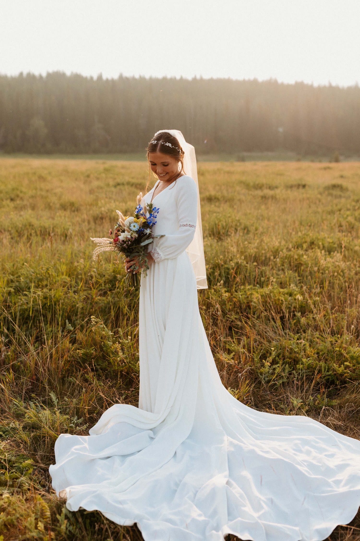 Banff Sunrise Elopement, Banff National Park Sunrise Elopement, Sunrise elopement with friends and family in Banff, sunrise elopement photos in Banff, Outdoor elopement photos in Banff during sunrise, Banff Sunrise Elopement Photography