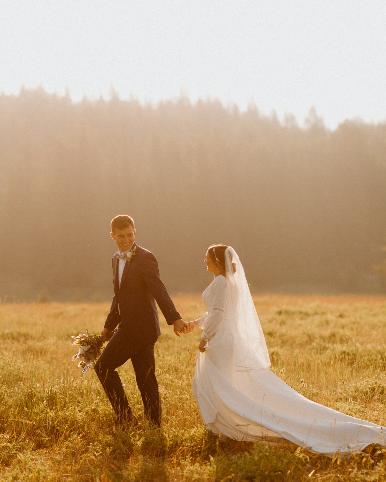 Banff Sunrise Elopement, Banff National Park Sunrise Elopement, Sunrise elopement with friends and family in Banff, sunrise elopement photos in Banff, Outdoor elopement photos in Banff during sunrise, Banff Sunrise Elopement Photography