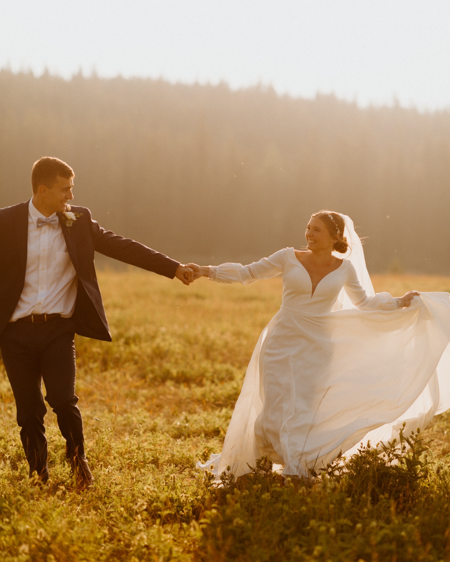Banff Sunrise Elopement, Banff National Park Sunrise Elopement, Sunrise elopement with friends and family in Banff, sunrise elopement photos in Banff, Outdoor elopement photos in Banff during sunrise, Banff Sunrise Elopement Photography