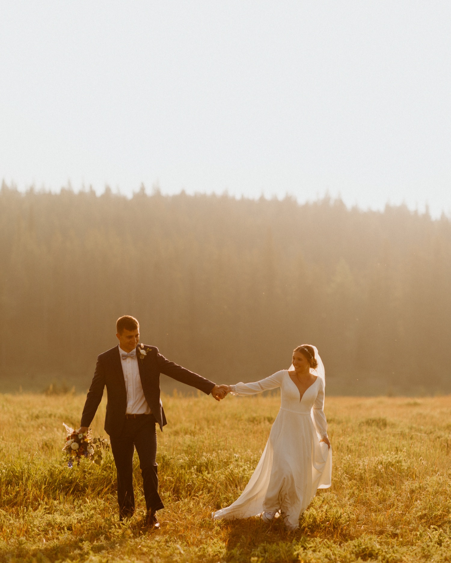 Banff Sunrise Elopement, Banff National Park Sunrise Elopement, Sunrise elopement with friends and family in Banff, sunrise elopement photos in Banff, Outdoor elopement photos in Banff during sunrise, Banff Sunrise Elopement Photography
