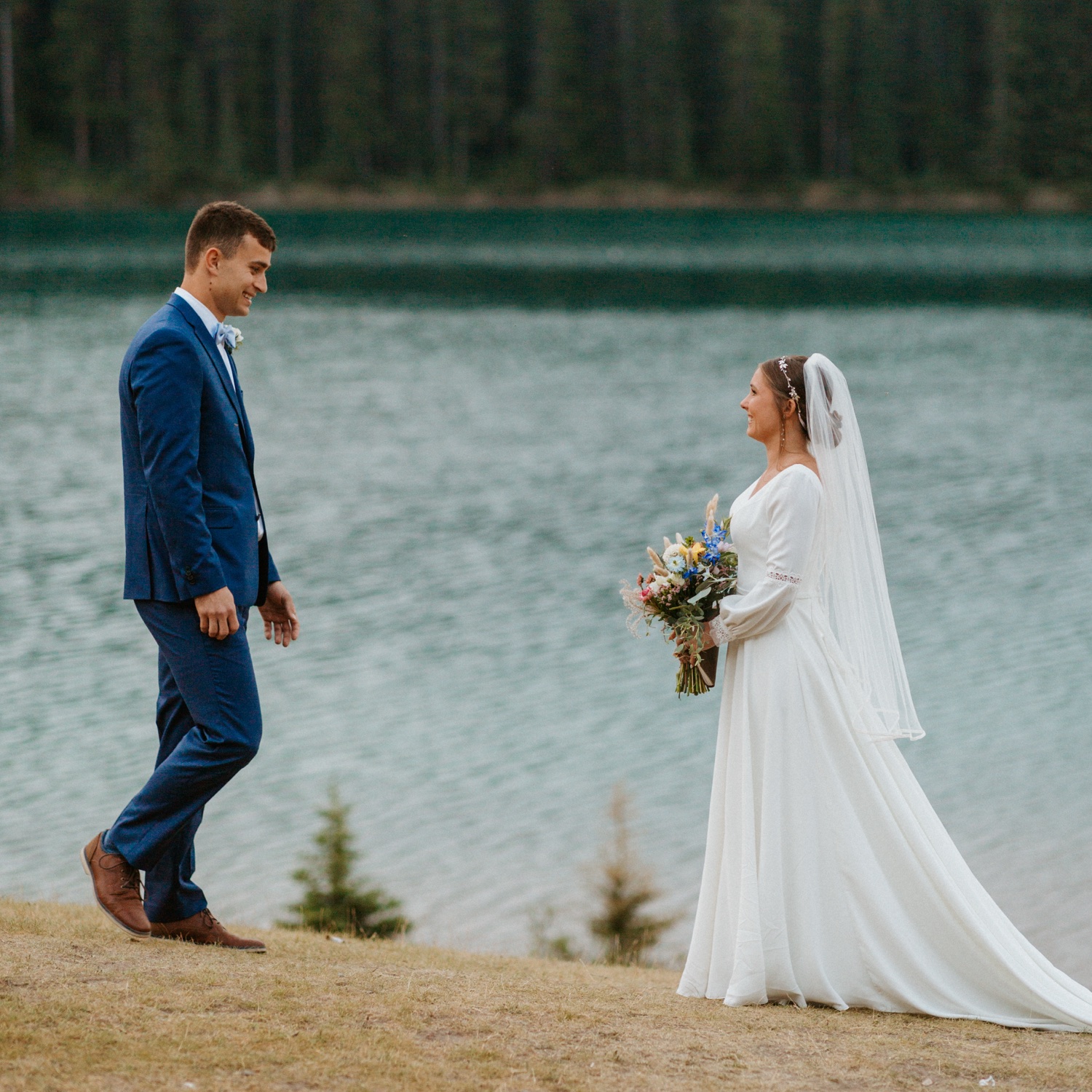 Banff Sunrise Elopement, Banff National Park Sunrise Elopement, Sunrise elopement with friends and family in Banff, sunrise elopement photos in Banff, Outdoor elopement photos in Banff during sunrise, Banff Sunrise Elopement Photography