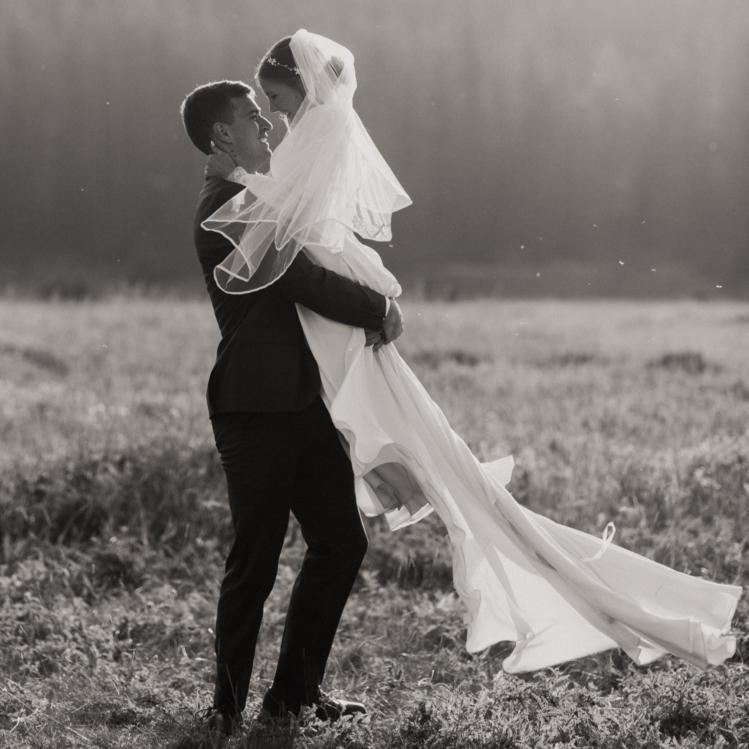 Banff Sunrise Elopement, Banff National Park Sunrise Elopement, Sunrise elopement with friends and family in Banff, sunrise elopement photos in Banff, Outdoor elopement photos in Banff during sunrise, Banff Sunrise Elopement Photography