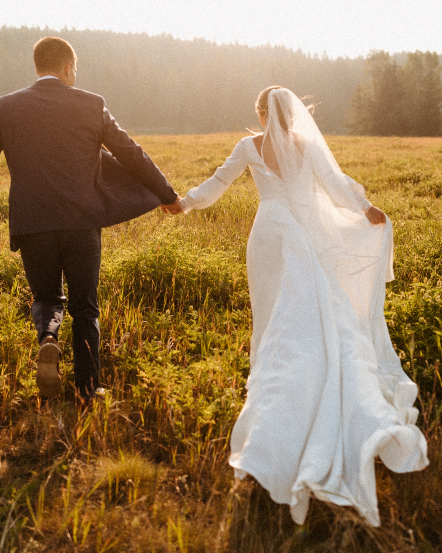 Banff Sunrise Elopement, Banff National Park Sunrise Elopement, Sunrise elopement with friends and family in Banff, sunrise elopement photos in Banff, Outdoor elopement photos in Banff during sunrise, Banff Sunrise Elopement Photography