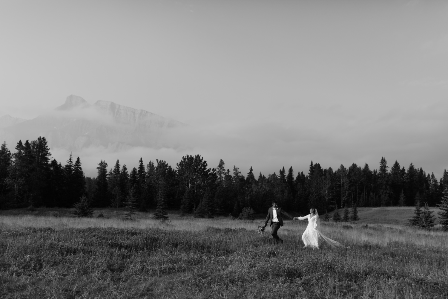 Banff Sunrise Elopement, Banff National Park Sunrise Elopement, Sunrise elopement with friends and family in Banff, sunrise elopement photos in Banff, Outdoor elopement photos in Banff during sunrise, Banff Sunrise Elopement Photography