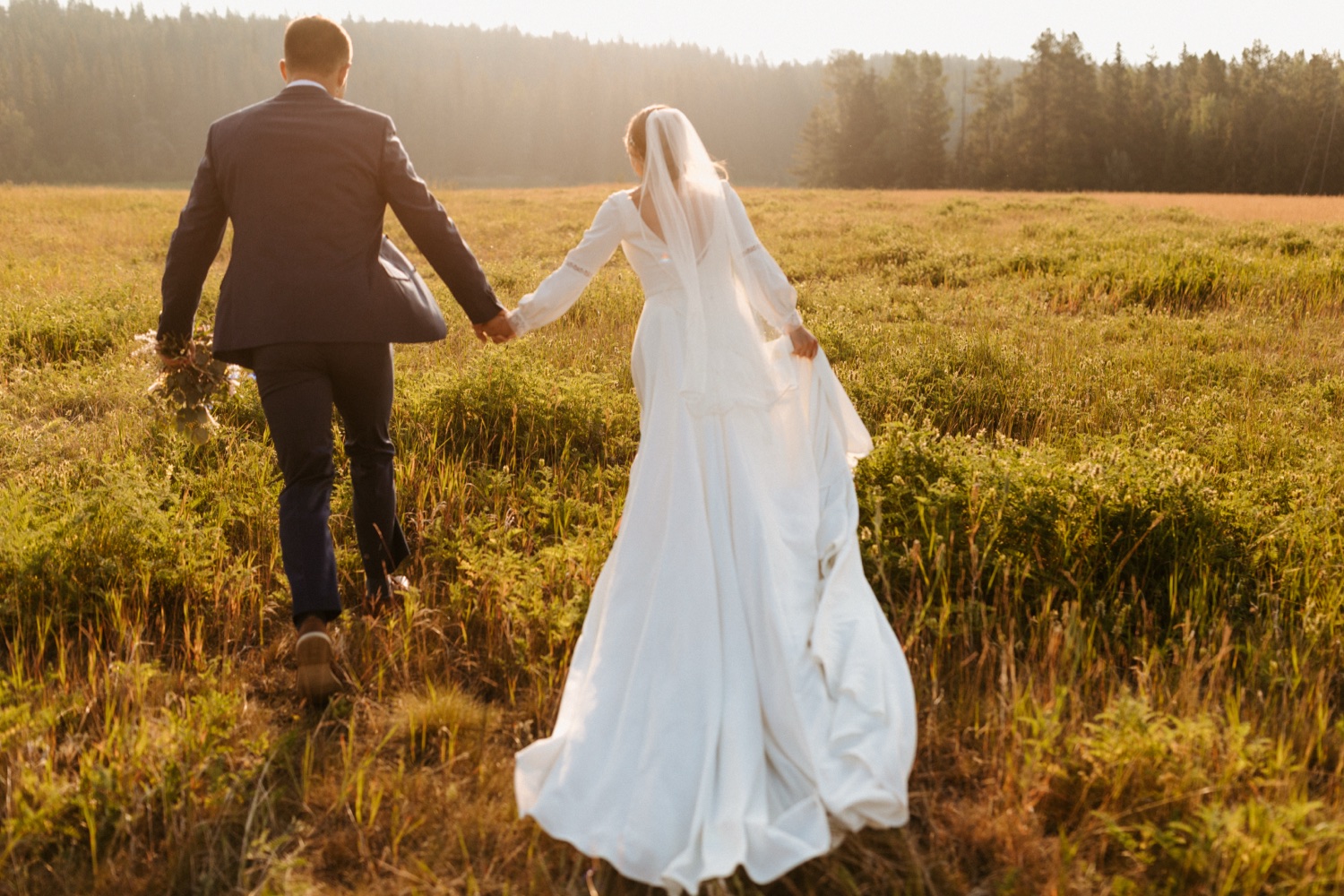 Banff Sunrise Elopement, Banff National Park Sunrise Elopement, Sunrise elopement with friends and family in Banff, sunrise elopement photos in Banff, Outdoor elopement photos in Banff during sunrise, Banff Sunrise Elopement Photography
