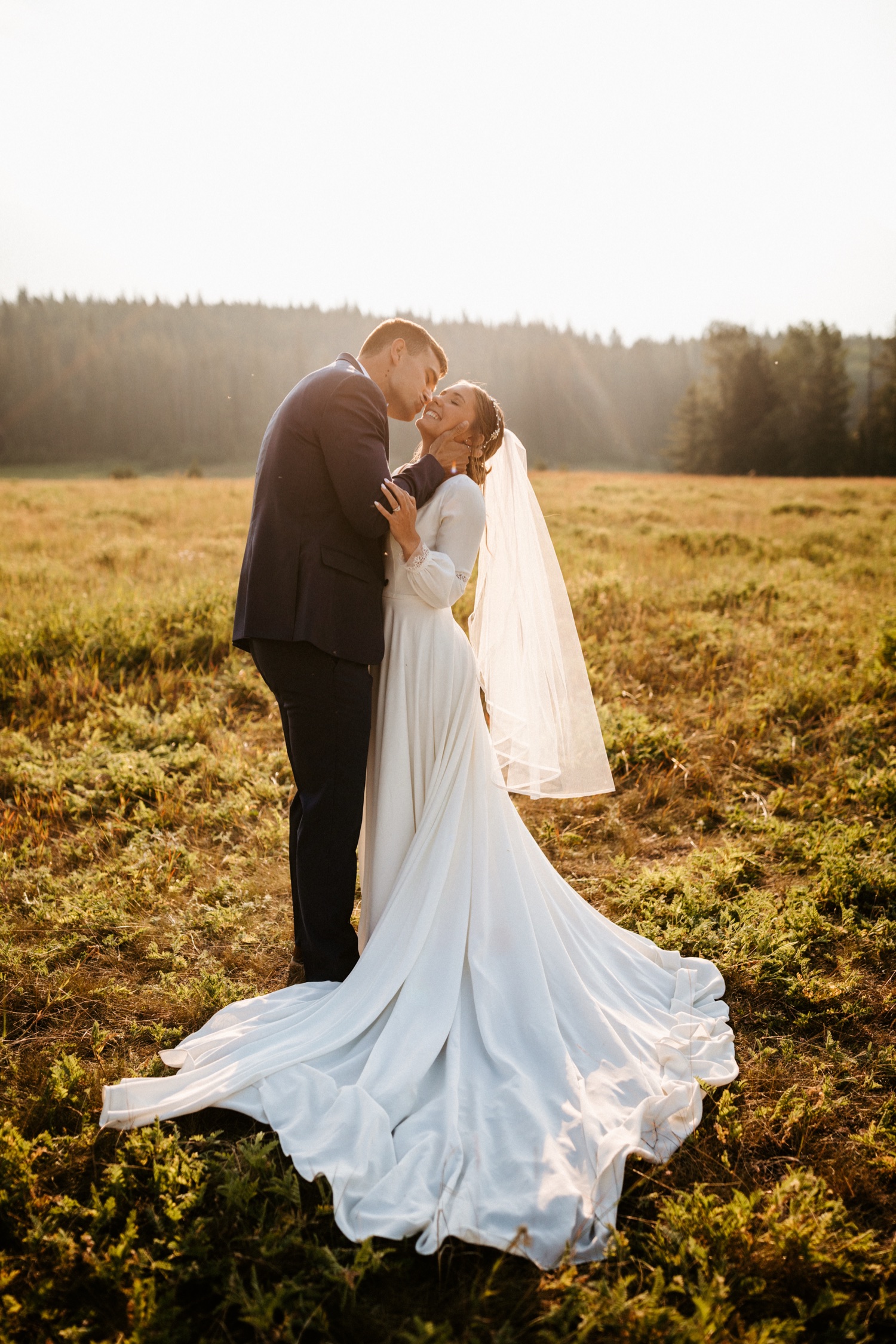 Banff Sunrise Elopement, Banff National Park Sunrise Elopement, Sunrise elopement with friends and family in Banff, sunrise elopement photos in Banff, Outdoor elopement photos in Banff during sunrise, Banff Sunrise Elopement Photography