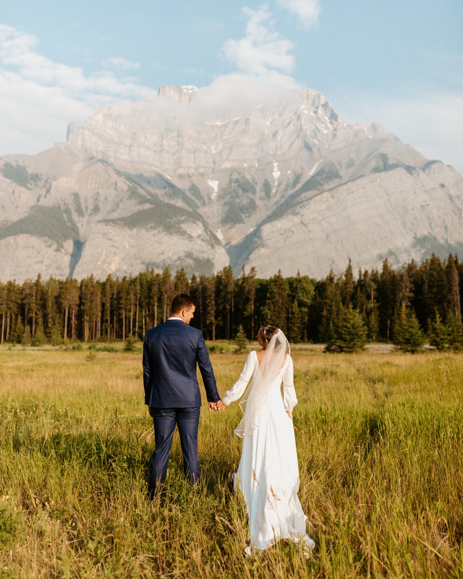Banff Sunrise Elopement, Banff National Park Sunrise Elopement, Sunrise elopement with friends and family in Banff, sunrise elopement photos in Banff, Outdoor elopement photos in Banff during sunrise, Banff Sunrise Elopement Photography