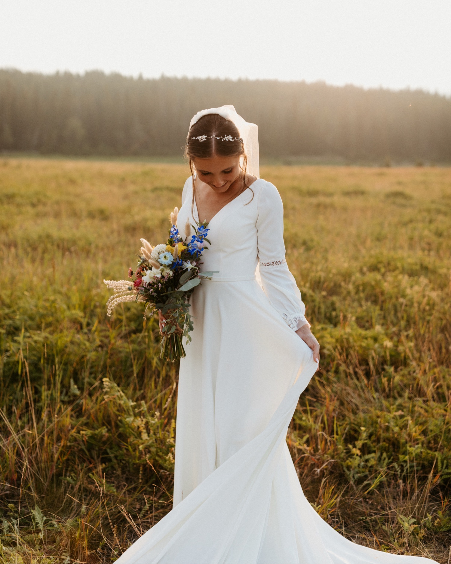 Banff Sunrise Elopement, Banff National Park Sunrise Elopement, Sunrise elopement with friends and family in Banff, sunrise elopement photos in Banff, Outdoor elopement photos in Banff during sunrise, Banff Sunrise Elopement Photography