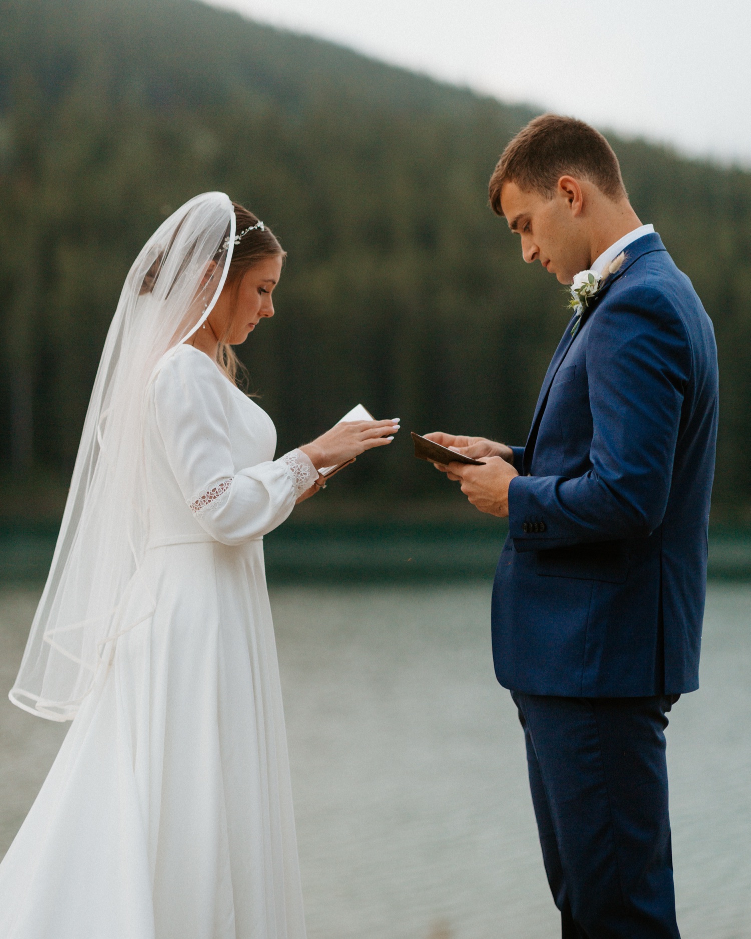 Banff Sunrise Elopement, Banff National Park Sunrise Elopement, Sunrise elopement with friends and family in Banff, sunrise elopement photos in Banff, Outdoor elopement photos in Banff during sunrise, Banff Sunrise Elopement Photography