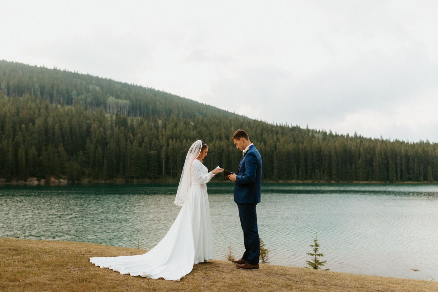 Banff Sunrise Elopement, Banff National Park Sunrise Elopement, Sunrise elopement with friends and family in Banff, sunrise elopement photos in Banff, Outdoor elopement photos in Banff during sunrise, Banff Sunrise Elopement Photography